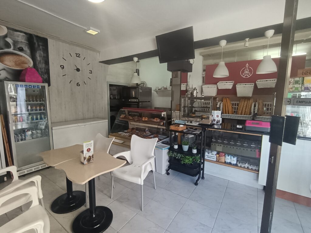 Interior de la panadería Paris en Cerdanyola